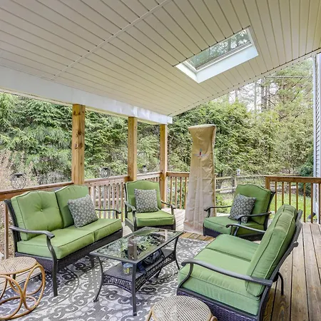 Spacious Newland Home With Lake And Pool Access!